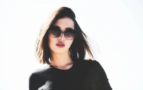 Skönhet modell flicka med solglasögon. Sensuell kvinna. Vacker modell poserar med glasögon. Vacker ung modell med stora glasögon-närbild. — Stockfoto