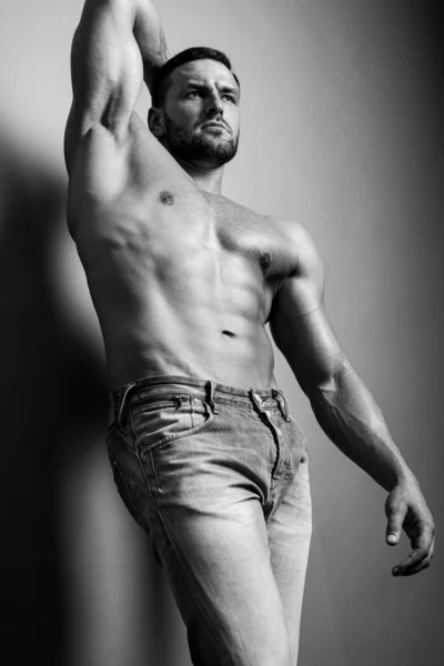 Torse nu. Corps masculin nu. Un mec nu. Homme musclé sexy. Modèle fitnes topless. Abdos nus. — Photo