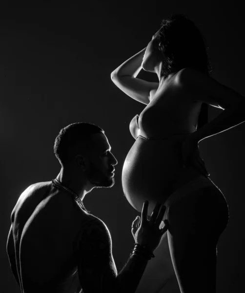 Pregnant woman with husband. Couple in love, sensual lovers hugging and embracing. — Stock Photo, Image