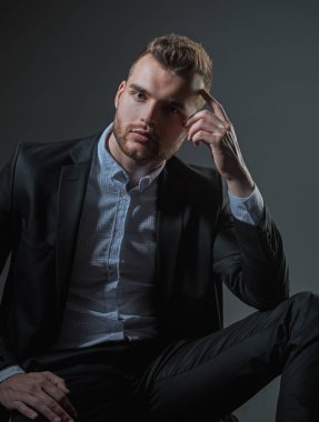 Moda portresi. Klasik takım elbiseli adam. İşler güvenli. Yakışıklı, ciddi bir erkek modelin portresi. Hırs ve bireysellik, başarılı. İş adamı..