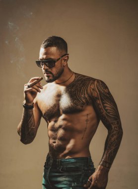 Sigara içen acımasız çete adamları. Latin Amerika 'da mafya.