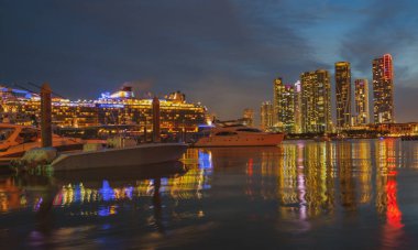 Gün batımında Miami. Miami Florida, Macarthur geçidinin renkli silueti.