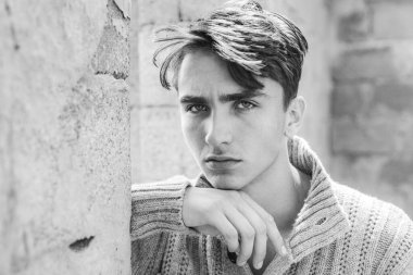 Moda erkek modeli. Tarz ve trend. Zarif giyinmiş seksi erkek manken, erkek modası..