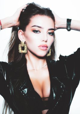 Bayan, müstehcen. Baştan çıkarıcı genç bir kadın. Moda mankeni. Uzun saçlı, alımlı kadın. Moda kadın aksesuarları..