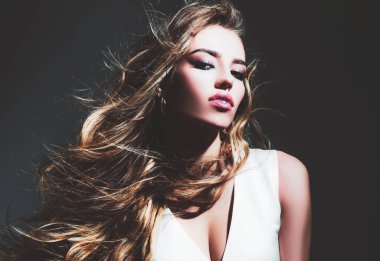 Genç bayan stüdyo portresi. Güzel saç modeli. Seksi parti kavramı. Moda saç kesimi, moda saç tarzı..