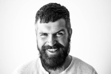 Mutlu gülümseyen sakallı adam portresi. İnsanların duyguları, yüz ifadeleri..