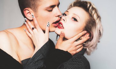 En iyi sevgililer günü fikirleri. Sevgililer Günü 'nü kutlarken öpüşmek ve birlikte vakit geçirmekten zevk almak..