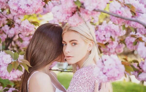 Chicas con flores. Mujer en el jardín de primavera. — Foto de Stock