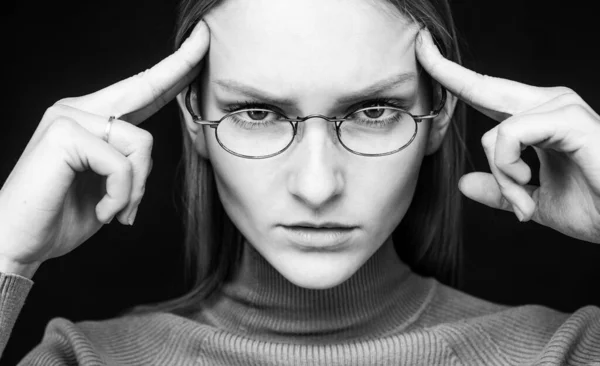 Pensando demasiado. Una lluvia de ideas de mujeres. Chica inteligente en gafas. Análisis del pensamiento empresarial. —  Fotos de Stock