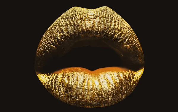 Sexiga läppar. Närbild sexiga vackra kvinnliga gyllene läppar isolerade. Guldläppstift. Makro av vackra läppar med guld läpp. — Stockfoto