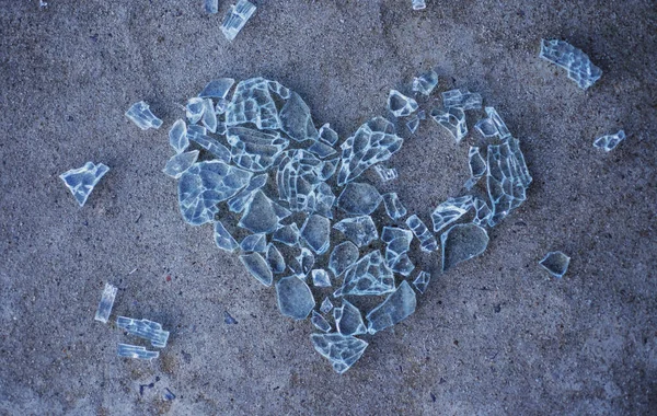Krossat hjärta. Ett trasigt kärlekskoncept. Hjärtat gjort av glas. Hjärtform. Utan hjärta. — Stockfoto