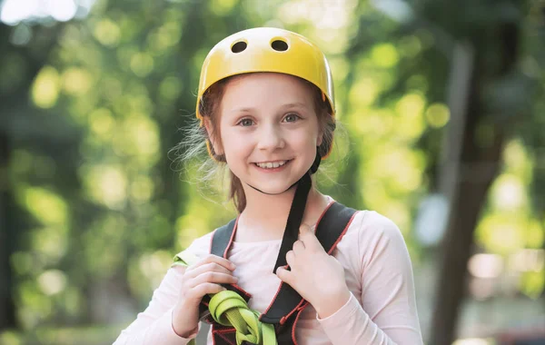 Ga Apen Avontuur. Happy Little meisje klimmen op een touw speeltuin buiten. Meisjesconcept. Hoge touwen lopen. Vroege kindertijd ontwikkeling. Kinderen plezier. — Stockfoto