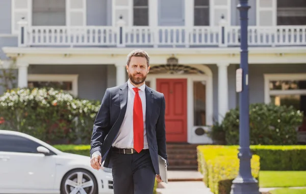 Fastigheter. Agent redo att sälja hem. Affärsman som står utanför ett modernt hus. Drömhem. — Stockfoto