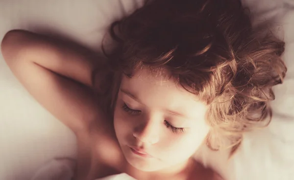 잘 자는 애들. 아이는 침대에서 잔다. 눈을 감고 자는 어린아이. — 스톡 사진