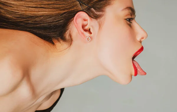 Mujer de pelo largo. Cuidado del cabello. Chica sexy muestra la lengua. Cosméticos de mujer. Cuidado de la piel. —  Fotos de Stock