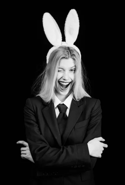 Портрет счастливой женщины в кроличьих ушах подмигивает. Крупный план подмигивающей девчачьей мордашки. Красавица-кролик подмигивает . — стоковое фото