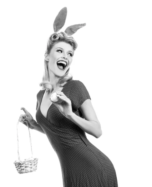 Femme portant un masque lapin de Pâques et semble très sensuelle. Modèle sexy habillé en costume lapin de Pâques. Chasse aux œufs. Joyeux Pâques. Douce adorable fille dans les oreilles de lapin célébrant Pâques . — Photo