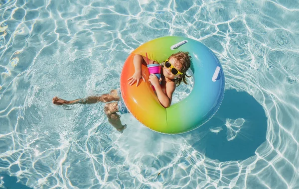 Vacances d'été. Week-end d'été pour enfants. Garçon dans la piscine. Enfant à Aquapark. Garçon drôle sur le cercle en caoutchouc gonflable. — Photo