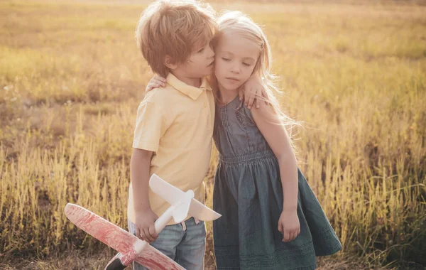가을 공원에서 재밌는 애들 커플이라니. 첫 사랑. 인간의 감정은 아이들 이 첫 사랑을 합니다. 로맨틱 한 사랑. — 스톡 사진