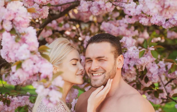 Usmívající se tvář mladého jarního páru. Šťastná smyslná rodina. — Stock fotografie