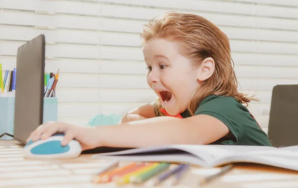 Schooljongen leerling kind studeren online met behulp van laptop. Kind dat online school bezoekt met behulp van computer. — Stockfoto
