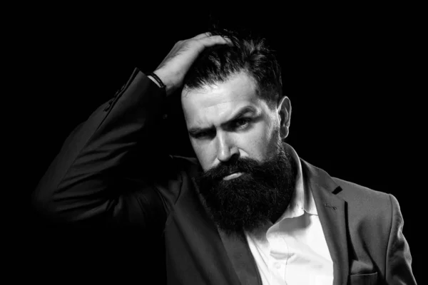 Férfi frizura, modern frizura. Egy hosszú hajú férfi modell portréja. Egészségügyi és hajápolási koncepció. — Stock Fotó