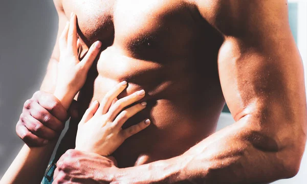 Сексуальна людина з голим торсом. Жінка тримає чоловіче сексуальне тіло молодого чоловіка з тілом. Молода сексуальна пара, пристрасний голий чоловік і жінка рука розслабляються . — стокове фото