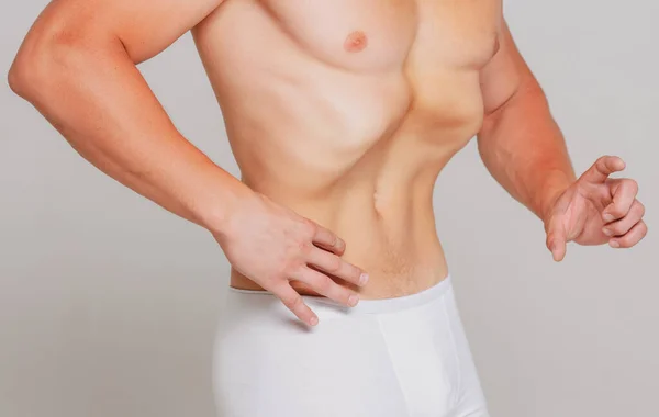 Een slanke maag. Naakte mannelijke romp. Fitness en gezonde levensstijl. Mannetjes ondergoed. — Stockfoto