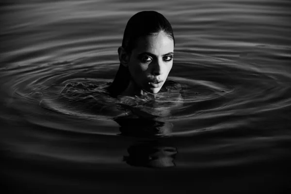 Letni portret. Zmysłowa dziewczyna w wodzie. Piękna kobieta. Portret mody — Zdjęcie stockowe