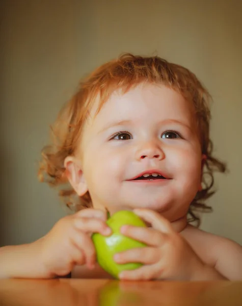 子供を食べる起動。リンゴと魅力的な赤ちゃん。小さな男の子は健康的な食べ物を食べる. — ストック写真