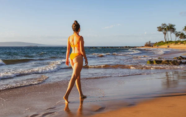 Yaz yaşam tarzı bronzlaşmış seksi vücutlu güzel bir kadın. Tropikal adanın kumsalındaki açık deniz suyunda hayatın tadını çıkarıyorum.. — Stok fotoğraf