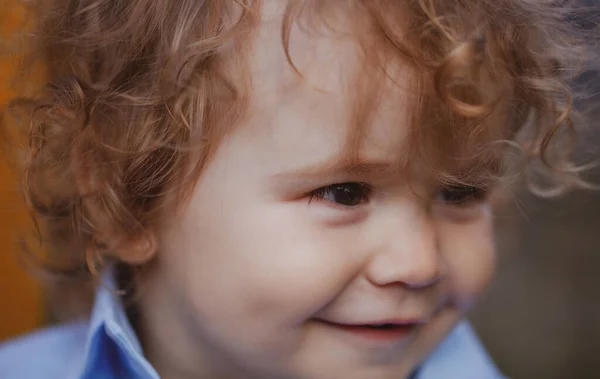 Portret szczęśliwego, śmiejącego się dziecka. Zbliżenie pozytywnej twarzy dzieci. Uśmiechnięte niemowlę, słodki uśmiech. — Zdjęcie stockowe