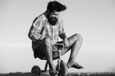 Çocuk gibi davranan bir adam. Bisikletli komik adam. Çocuk bisikleti süren duygusal çılgın adam..