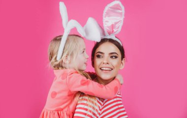 Paskalya tavşanı kulaklı mutlu çocuklar. Yumurta avı. Geleneksel bahar tatili.