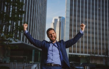 Çok çalışan heyecanlı iş adamı. Sıkı iş..