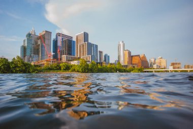İnanılmaz dramatik Austin Texas Günbatımı Ayna Şehri Yansıması Colorado Nehri 'ne yansıyan renkli bulut.