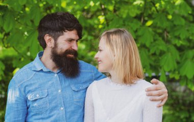 Bahar aşkı. Çiftler birbirine dışarıda bakar. Parkta yaz yürüyüşü.