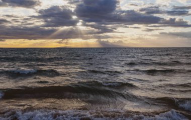 Tropik plaj manzarası. Yaz sahilinden gökyüzü manzaralı deniz manzarası. Kıyı manzarası.
