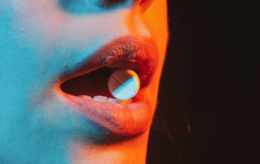 Vitamin takviyeleri. Yeeth 'in içinde hapları tutan kadın ağzını kapat. Sağlıklı tıp konsepti.
