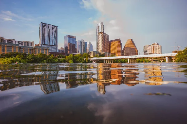 Austin Texas Travis con paisaje urbano Skyline Downtown en verano. — Foto de Stock