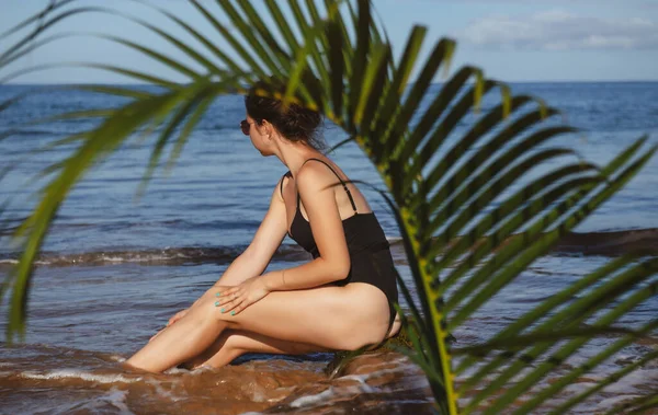 Tropisk strand. Sexig bikini kropp kvinna på paradiset tropisk strand har roligt. Begreppet välbefinnande och resor. — Stockfoto