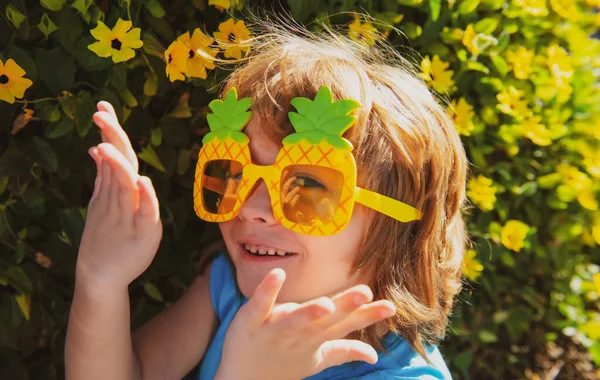Festa de verão para crianças. Feliz infância. Vibrações de verão. Criança em óculos de sol. — Fotografia de Stock
