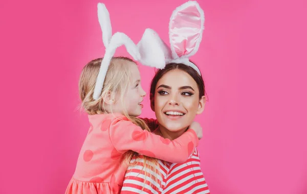 Bambini felici con le orecchie da coniglio pasquale. Caccia alle uova. Vacanza primaverile tradizionale. — Foto Stock