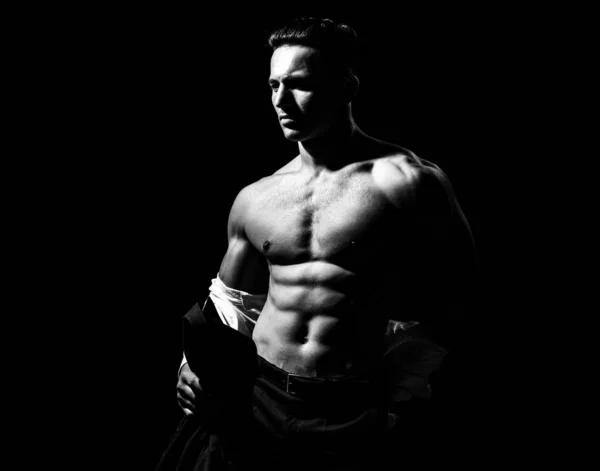 Atlético joven modelo masculino mostrando su cuerpo desnudo perfecto. Hombre sexy con torso muscular. —  Fotos de Stock