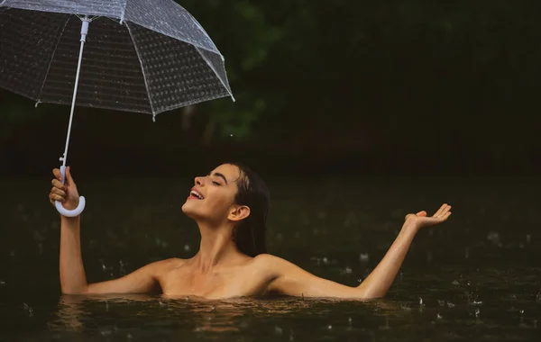 Meztelen lány esernyővel. Eső, árvíz. Őszi időpont. — Stock Fotó