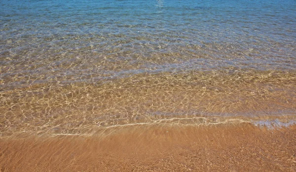 Nyugodt tengerparti háttér. Nyári trópusi strand homokkal. Óceáni víz. Természetes tengerfenék. — Stock Fotó