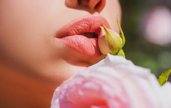 Labios sexys. Detalle de maquillaje de labios rojos belleza. Labios con flores primaverales de primer plano. Hermosos labios de mujer con rosa. — Foto de Stock