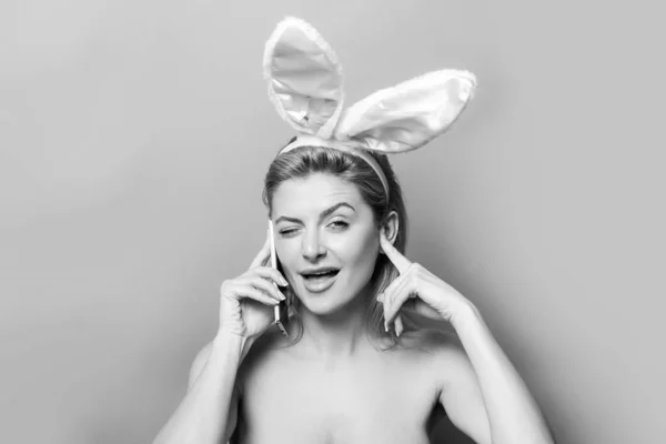 Смішна великодній кролик жінка дзвонить з мобільним телефоном . — стокове фото