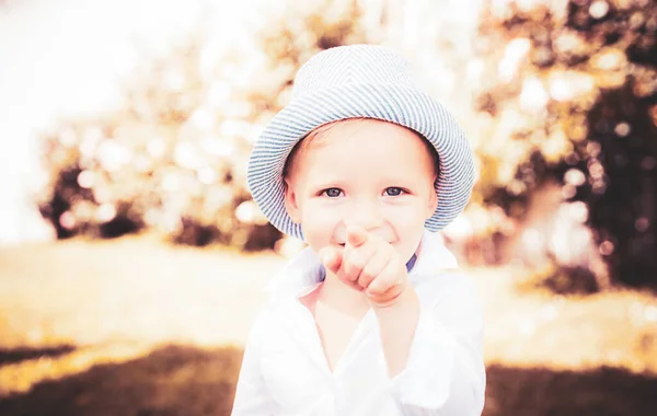 幸せな子供の顔。子供の世話だ自然の中でかわいい男の子のための美しい楽しい一日. — ストック写真