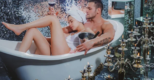 Casal sexy banho relaxante com álcool. Conceito de banho. Casal de jovens a tomar banho. Relacionamentos. — Fotografia de Stock